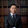 黑料不打法务合规顾问王建国，男性，律师形象，西装领带，背景为法律书籍书架